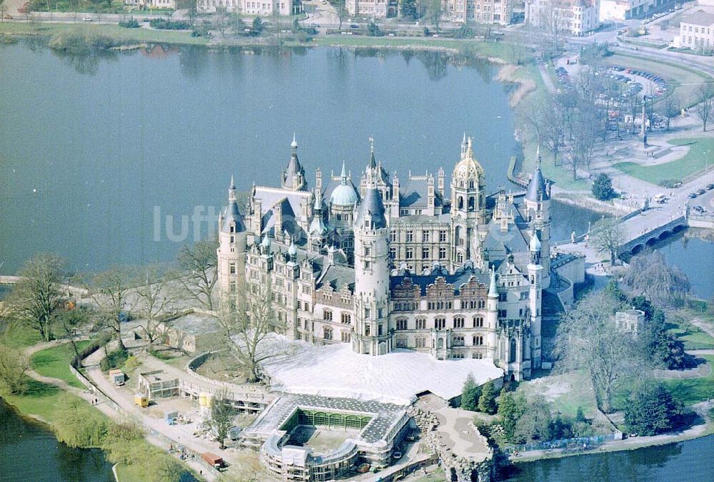 Luftbild Schwerin / MV - Rekonstruktionsarbeiten am Schweriner Schloß.