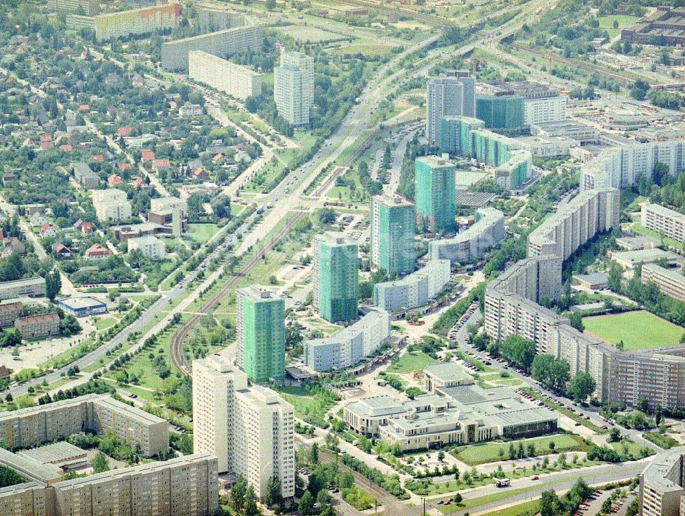 Luftbild Berlin-Marzahn - Reko0nstruktionsarbeiten an der Wohnhäusern der WBG Marzahn an der Landsberger Allee in Berlin-Marzahn.