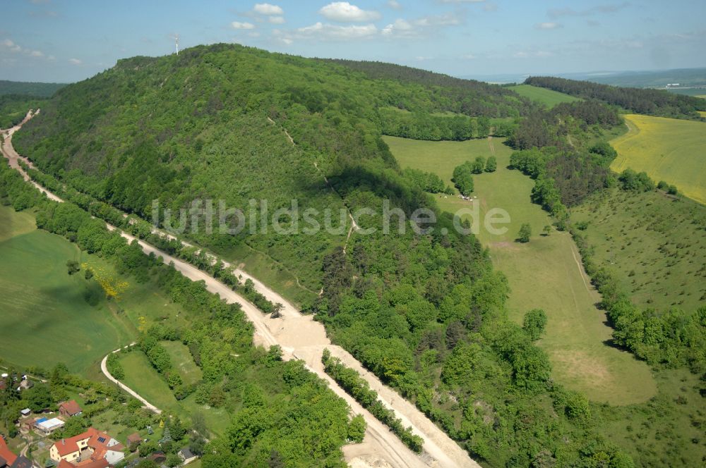 Wutha-Farnroda aus der Vogelperspektive: Renaturierung der Autobahn- Trasse der BAB A4 über die Hörselberge im Waldgebiet in Wutha-Farnroda im Bundesland Thüringen, Deutschland