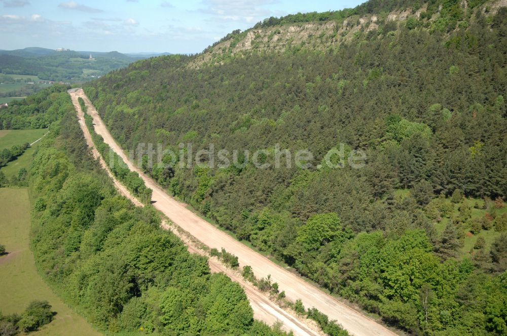 Wutha-Farnroda aus der Vogelperspektive: Renaturierung der Autobahn- Trasse der BAB A4 über die Hörselberge im Waldgebiet in Wutha-Farnroda im Bundesland Thüringen, Deutschland