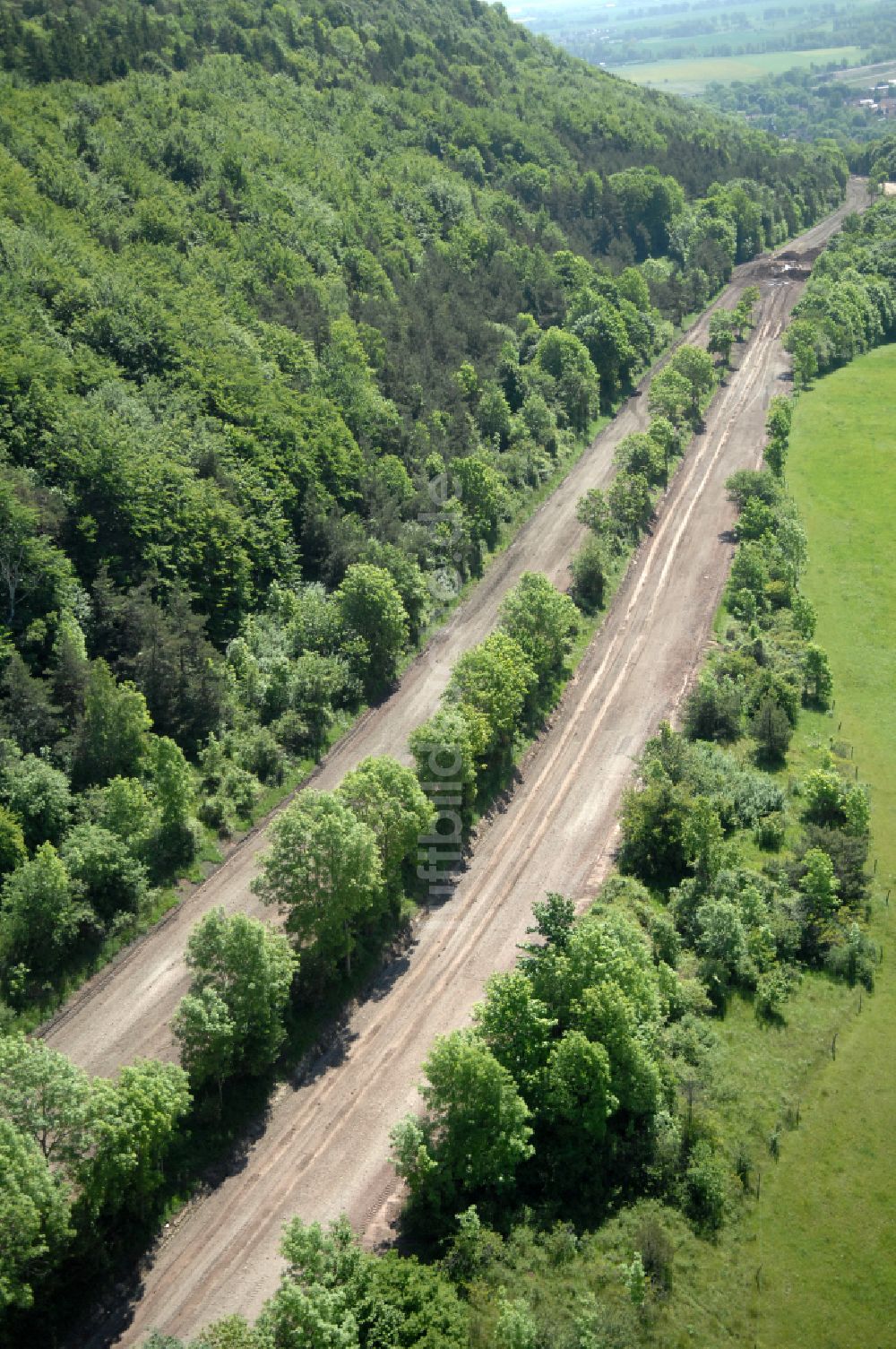 Wutha-Farnroda aus der Vogelperspektive: Renaturierung der Autobahn- Trasse der BAB A4 über die Hörselberge im Waldgebiet in Wutha-Farnroda im Bundesland Thüringen, Deutschland