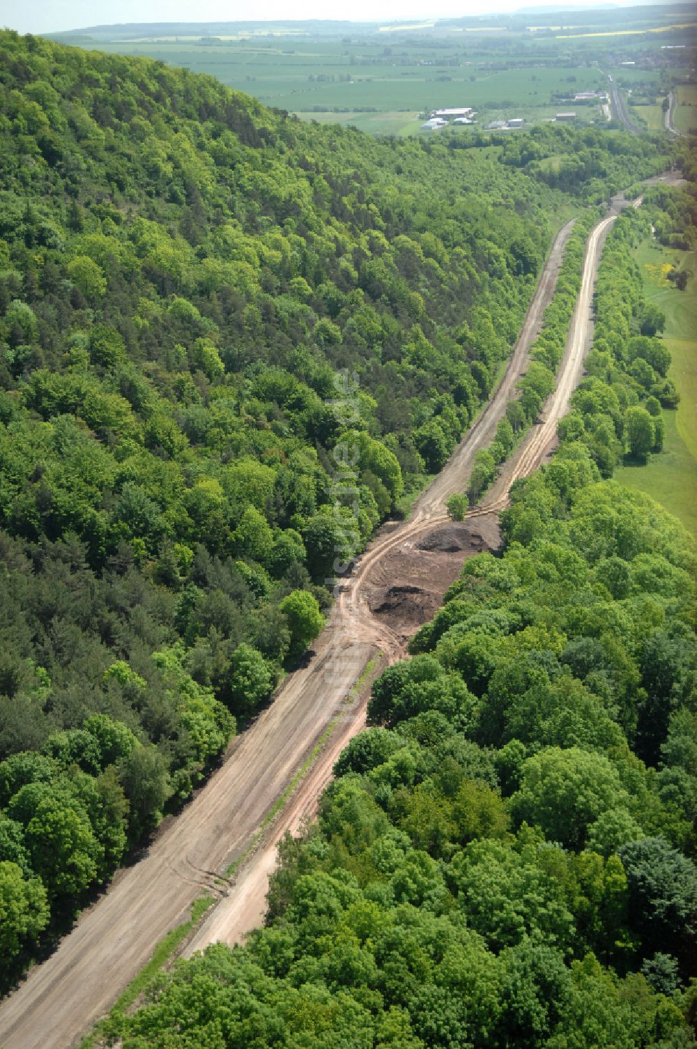 Luftaufnahme Wutha-Farnroda - Renaturierung der Autobahn- Trasse der BAB A4 über die Hörselberge im Waldgebiet in Wutha-Farnroda im Bundesland Thüringen, Deutschland