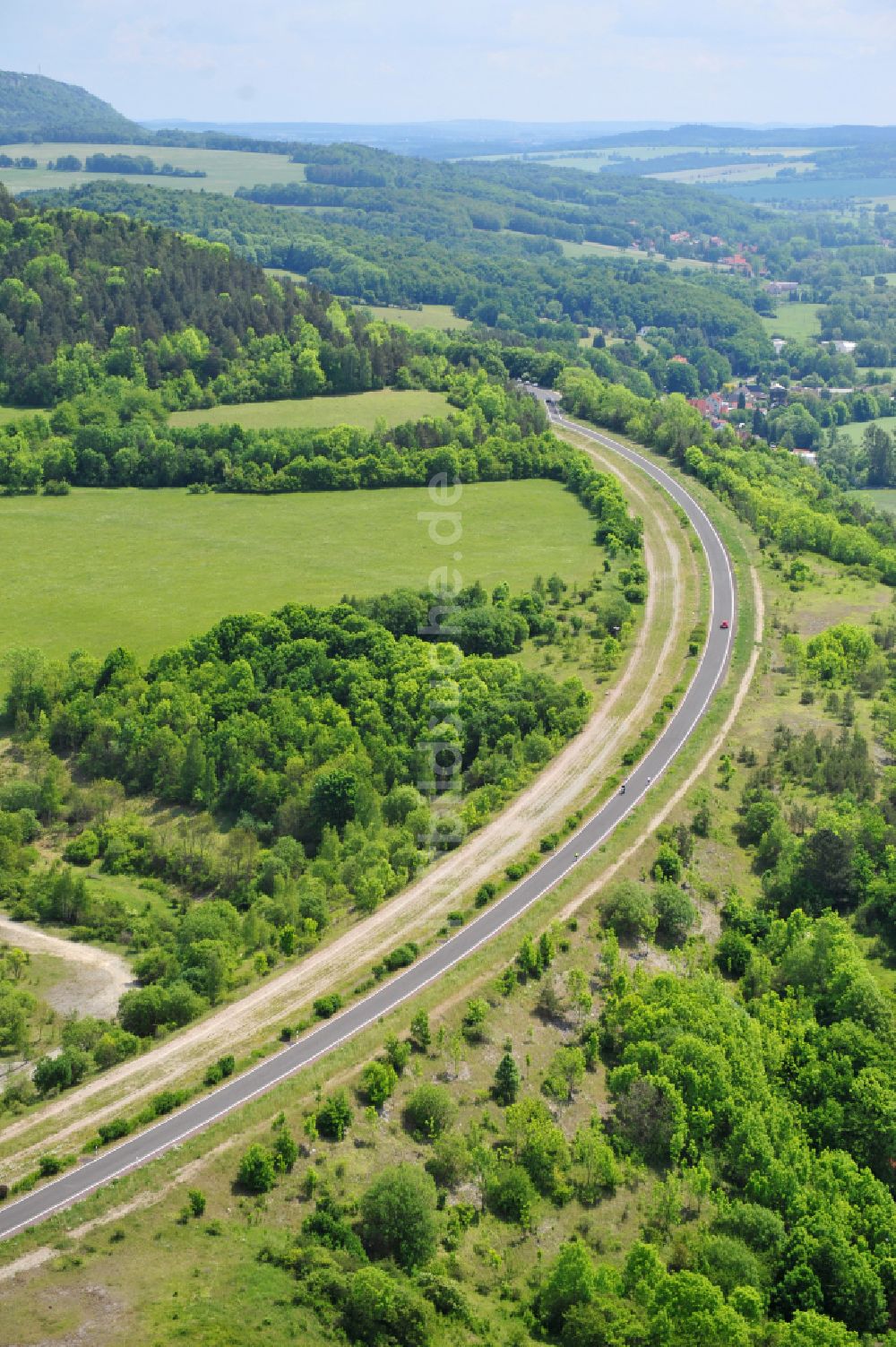 Wutha-Farnroda aus der Vogelperspektive: Renaturierung der Autobahn- Trasse der BAB A4 über die Hörselberge im Waldgebiet in Wutha-Farnroda im Bundesland Thüringen, Deutschland