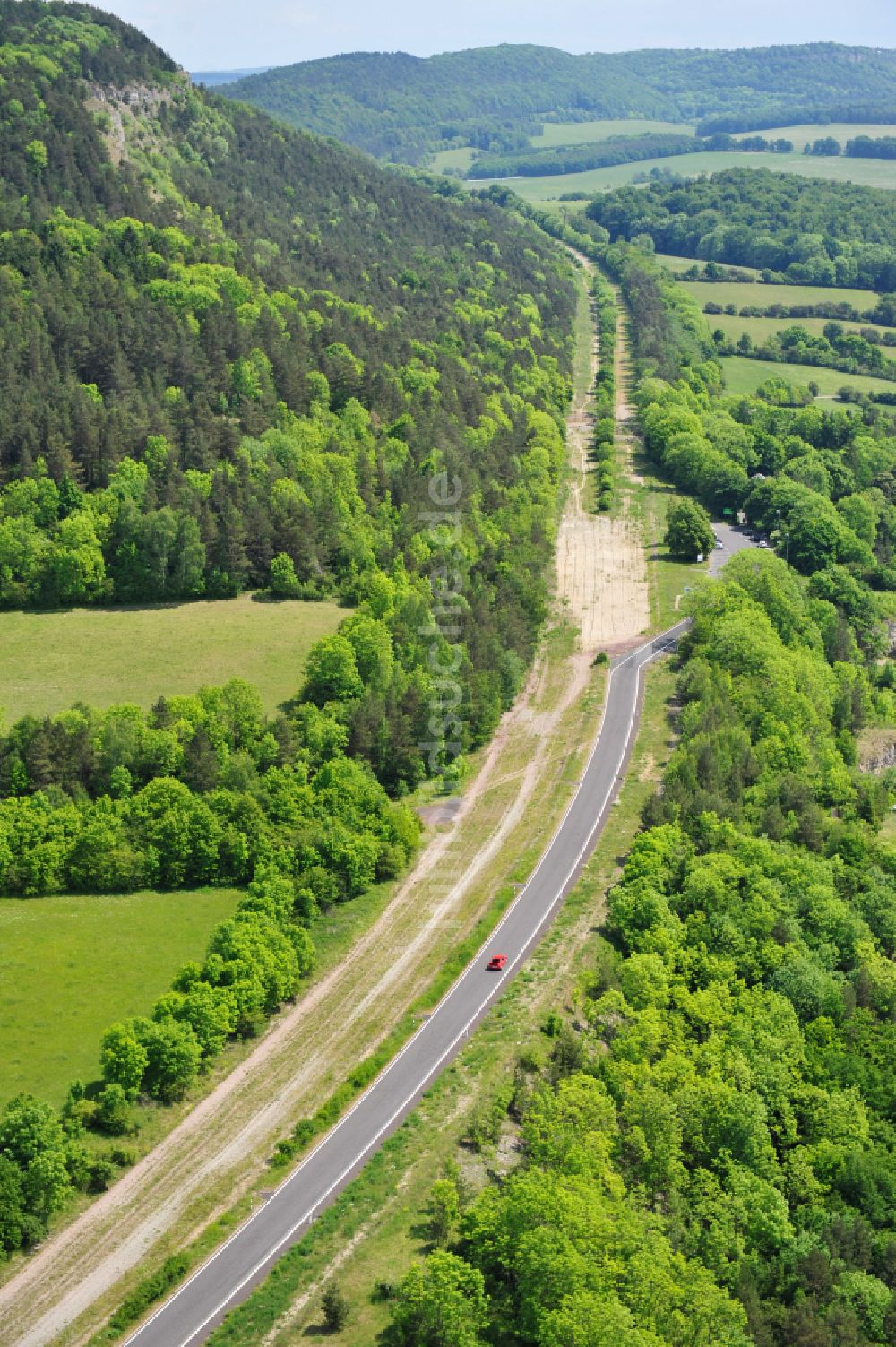 Luftbild Wutha-Farnroda - Renaturierung der Autobahn- Trasse der BAB A4 über die Hörselberge im Waldgebiet in Wutha-Farnroda im Bundesland Thüringen, Deutschland