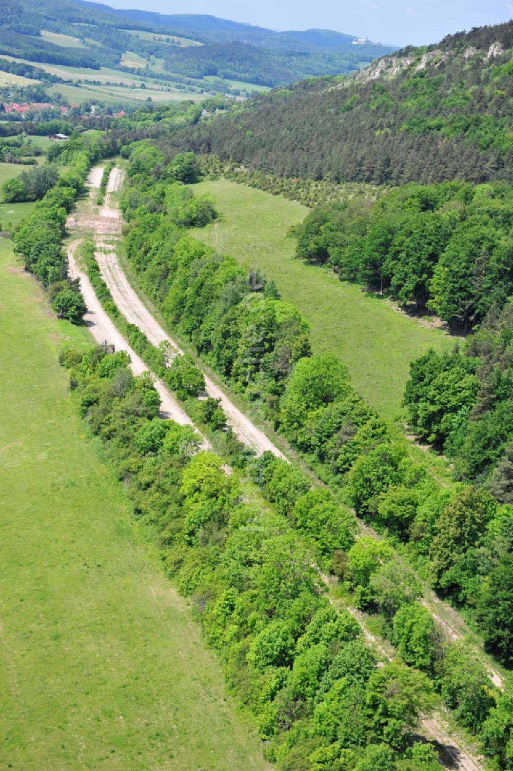 Wutha-Farnroda aus der Vogelperspektive: Renaturierung der Autobahn- Trasse der BAB A4 über die Hörselberge im Waldgebiet in Wutha-Farnroda im Bundesland Thüringen, Deutschland