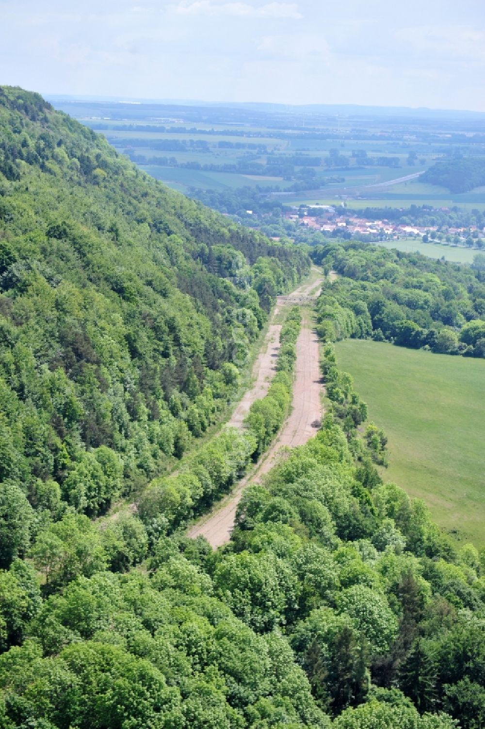 Luftaufnahme Wutha-Farnroda - Renaturierung der Autobahn- Trasse der BAB A4 über die Hörselberge im Waldgebiet in Wutha-Farnroda im Bundesland Thüringen, Deutschland