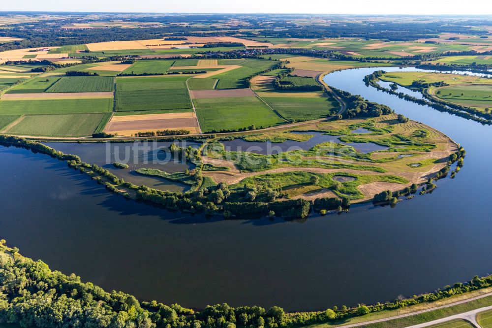 Luftaufnahme Aholfing - Renaturierung an den Uferbereichen des Flusses Donau mit Polder in Aholfing im Bundesland Bayern, Deutschland