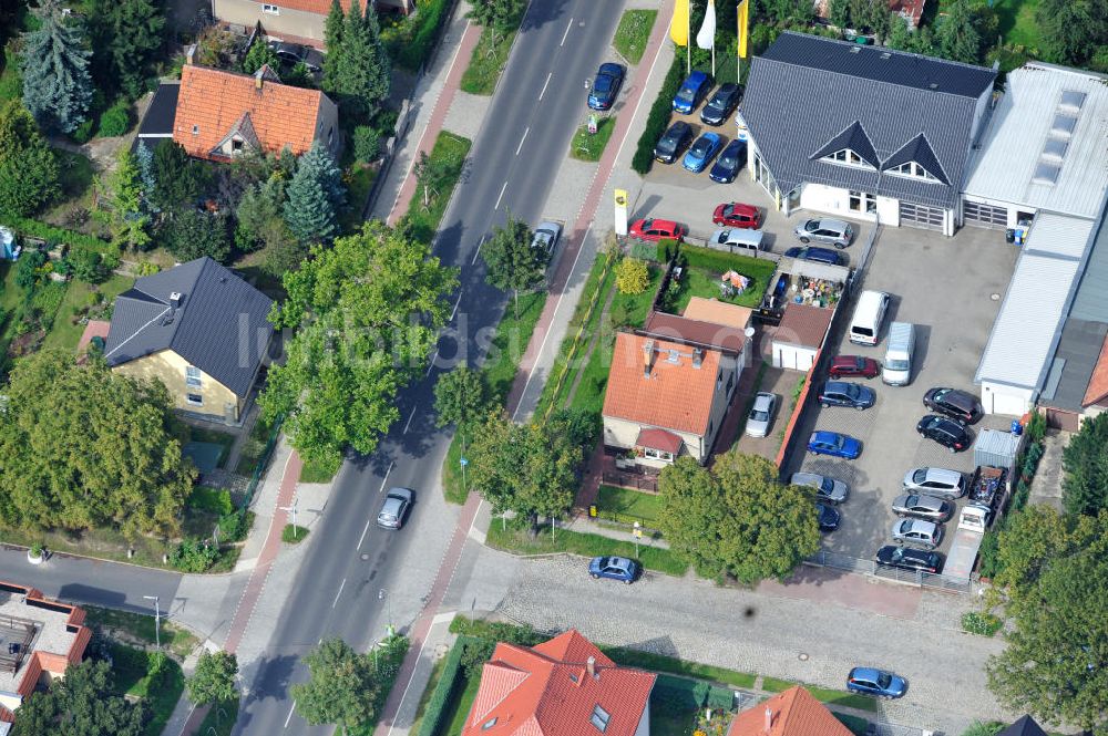 Berlin Mahlsdorf aus der Vogelperspektive: Renault Autohaus Berthold an der Hönower Straße in Berlin - Mahlsdorf