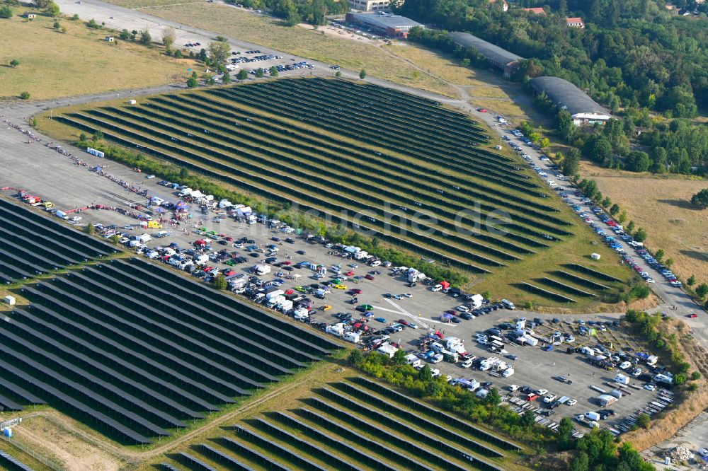 Luftaufnahme Werneuchen - Renn- Veranstaltung für ein Autorennen auf der Startbahn - Landebahn des Flugplatz mit einem Viertelmeilerennen in Werneuchen im Bundesland Brandenburg, Deutschland