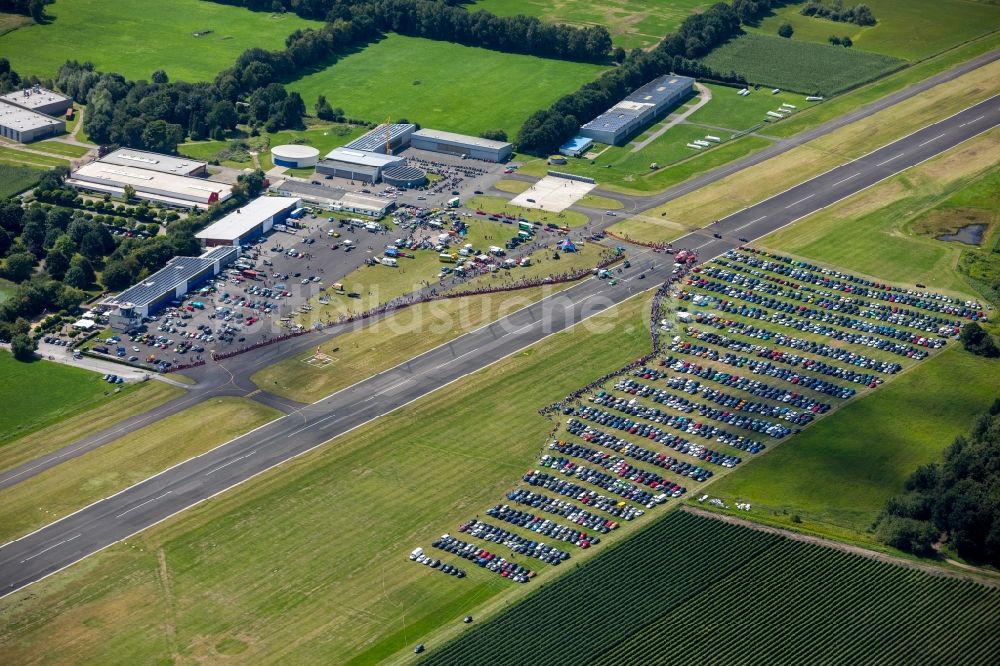 Luftaufnahme Hünxe - Renn- Veranstaltung für ein Autorennen auf der Startbahn - Landebahn des Flugplatz der Flugplatzgesellschaft Schwarze Heide mbH in Hünxe im Bundesland Nordrhein-Westfalen - NRW, Deutschland