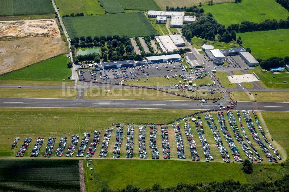 Hünxe von oben - Renn- Veranstaltung für ein Autorennen auf der Startbahn - Landebahn des Flugplatz der Flugplatzgesellschaft Schwarze Heide mbH in Hünxe im Bundesland Nordrhein-Westfalen - NRW, Deutschland