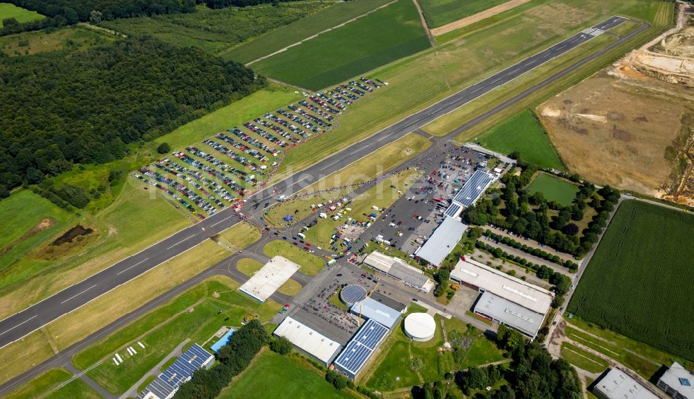 Hünxe aus der Vogelperspektive: Renn- Veranstaltung für ein Autorennen auf der Startbahn - Landebahn des Flugplatz der Flugplatzgesellschaft Schwarze Heide mbH in Hünxe im Bundesland Nordrhein-Westfalen - NRW, Deutschland