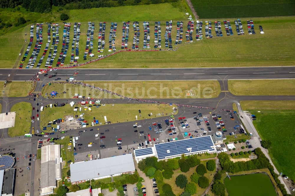 Luftbild Hünxe - Renn- Veranstaltung für ein Autorennen auf der Startbahn - Landebahn des Flugplatz der Flugplatzgesellschaft Schwarze Heide mbH in Hünxe im Bundesland Nordrhein-Westfalen - NRW, Deutschland