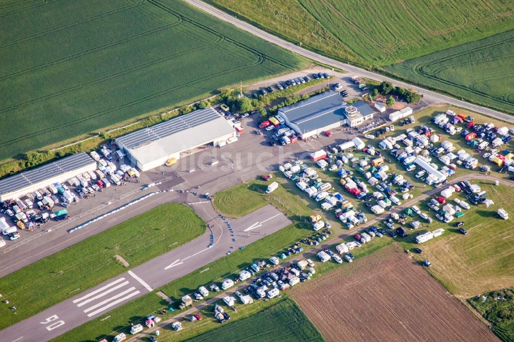 Walldürn aus der Vogelperspektive: Renn- Veranstaltung für ein Autorennen auf der Startbahn - Landebahn des Flugplatz in Walldürn im Bundesland Baden-Württemberg, Deutschland