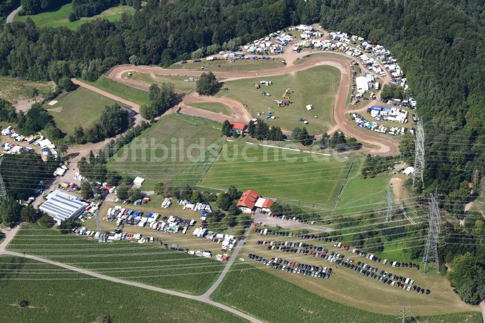 Albbruck aus der Vogelperspektive: Renn- Veranstaltung Stockcar Rennen in der Sandgrube im Ortsteil Schachen in Albbruck im Bundesland Baden-Württemberg, Deutschland