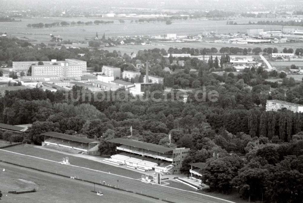 DAHLWITZ-HOPPEGARTEN / BRANDENBURG von oben - Rennbahn in Berlin-Hoppegarten. 01.10.90