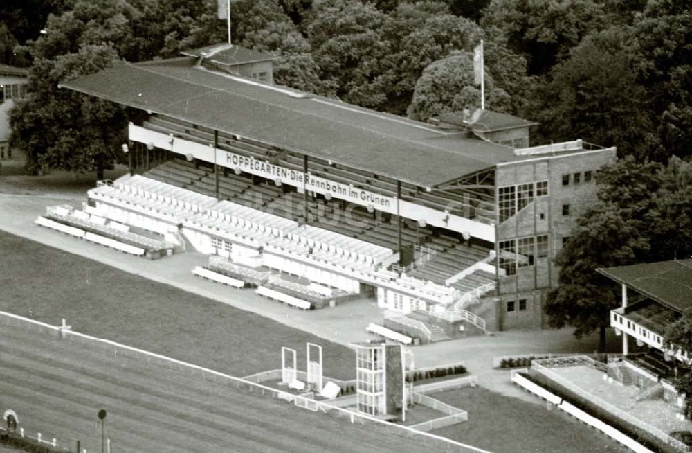 DAHLWITZ-HOPPEGARTEN / BRANDENBURG aus der Vogelperspektive: Rennbahn in Berlin-Hoppegarten. 01.10.90