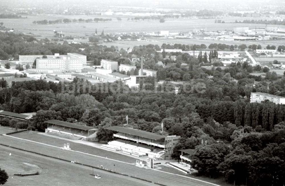 Luftbild DAHLWITZ-HOPPEGARTEN / BRANDENBURG - Rennbahn in Berlin-Hoppegarten. 01.10.90