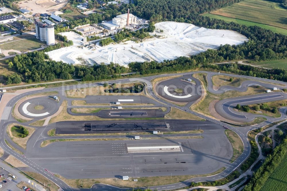 Embsen aus der Vogelperspektive: Rennstrecke des ADAC Fahrsicherheitszentrum Hansa vor den weissen Gipshalden des Gipswerk Embsen GmbH in Embsen im Bundesland Niedersachsen, Deutschland