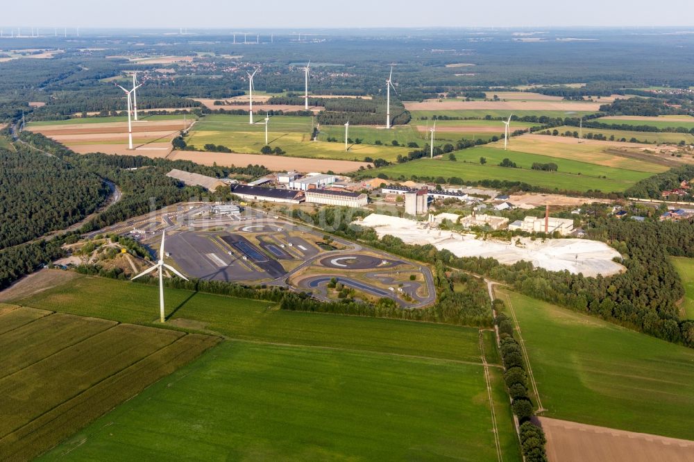 Luftbild Embsen - Rennstrecke des ADAC Fahrsicherheitszentrum Hansa vor den weissen Gipshalden des Gipswerk Embsen GmbH in Embsen im Bundesland Niedersachsen, Deutschland