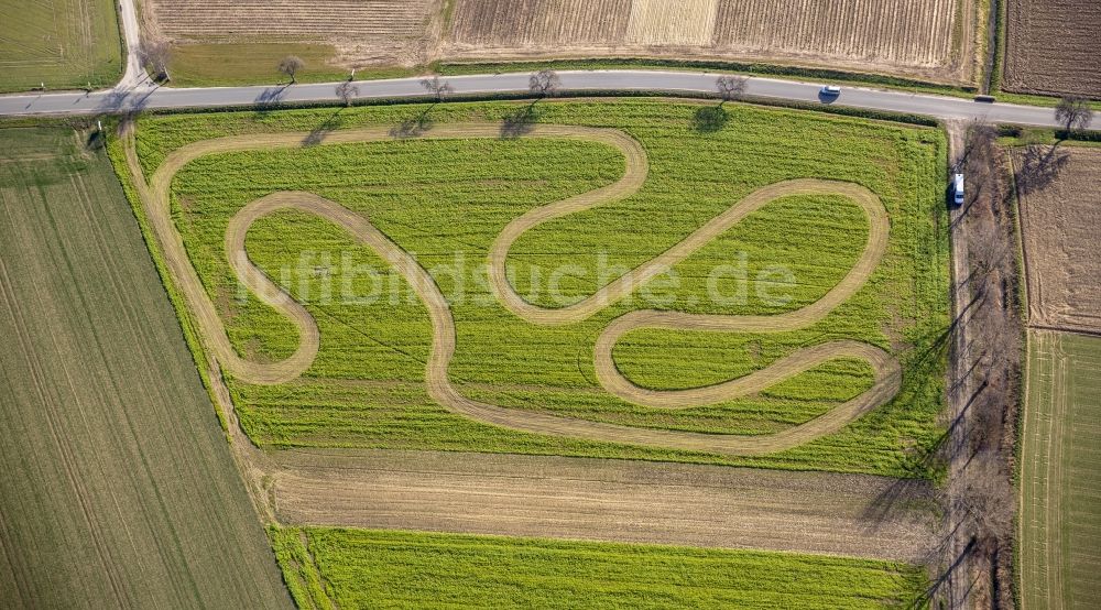 Luftaufnahme Werl - Rennstrecke auf einem Motor- Crossgelände auf einem abgeernteten Feld bei Werl im Bundesland Nordrhein-Westfalen NRW