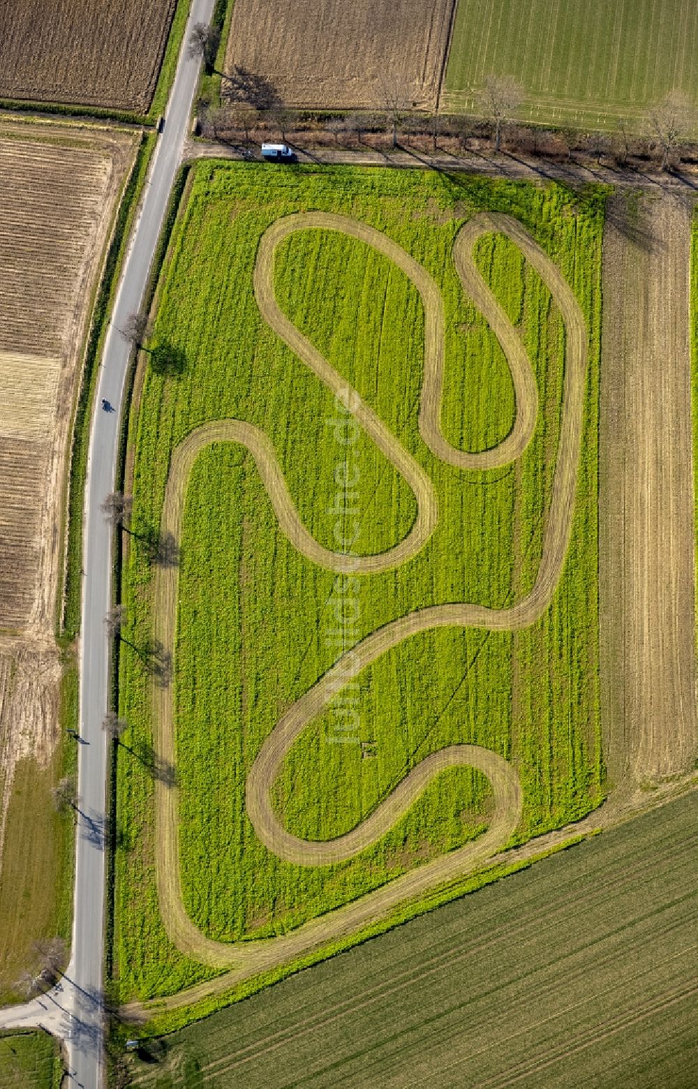 Werl von oben - Rennstrecke auf einem Motor- Crossgelände auf einem abgeernteten Feld bei Werl im Bundesland Nordrhein-Westfalen NRW