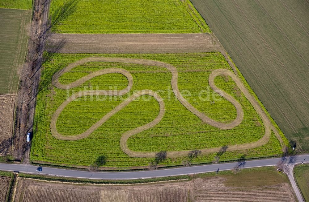 Werl aus der Vogelperspektive: Rennstrecke auf einem Motor- Crossgelände auf einem abgeernteten Feld bei Werl im Bundesland Nordrhein-Westfalen NRW