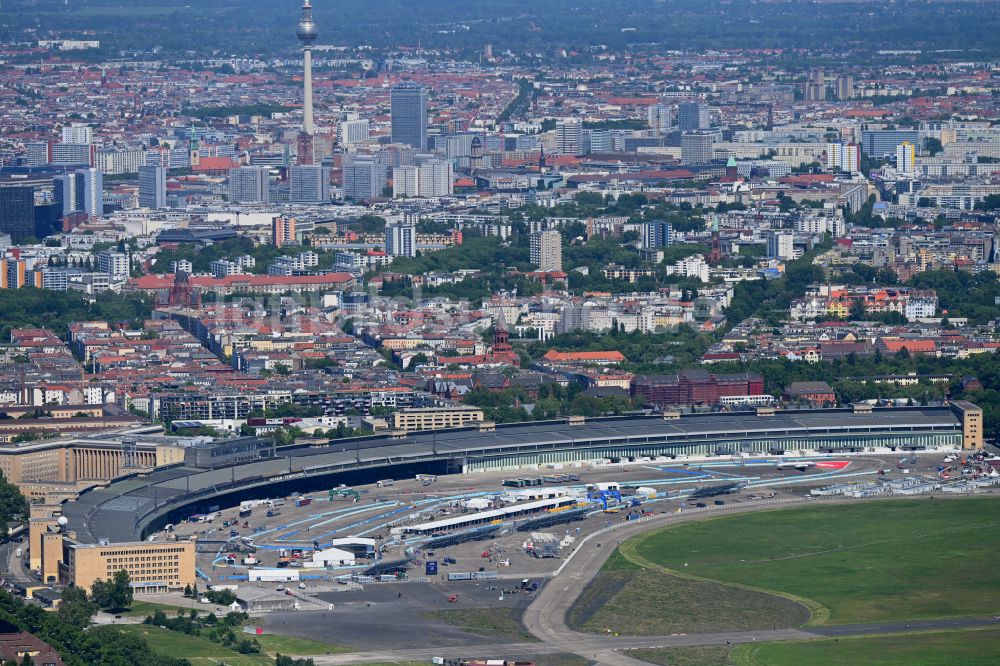 Luftaufnahme Berlin - Rennstrecke Formel E auf dem ehemaligen Flughafen Tempelhof in Berlin, Deutschland