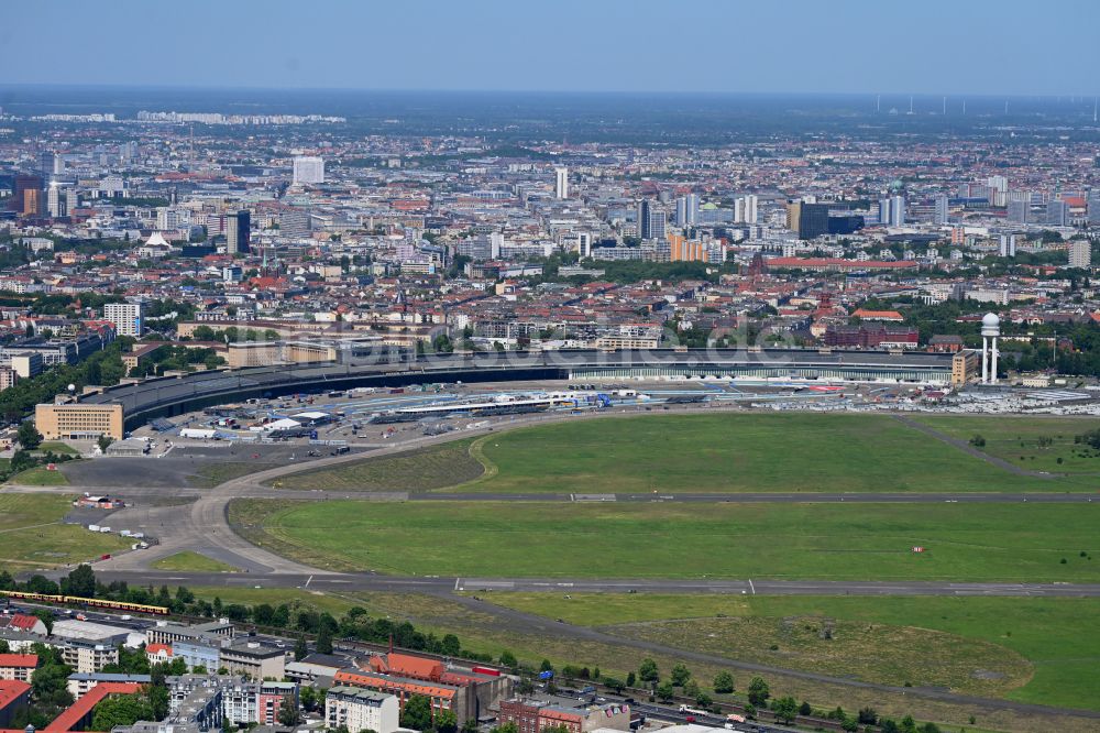 Berlin von oben - Rennstrecke Formel E auf dem ehemaligen Flughafen Tempelhof in Berlin, Deutschland