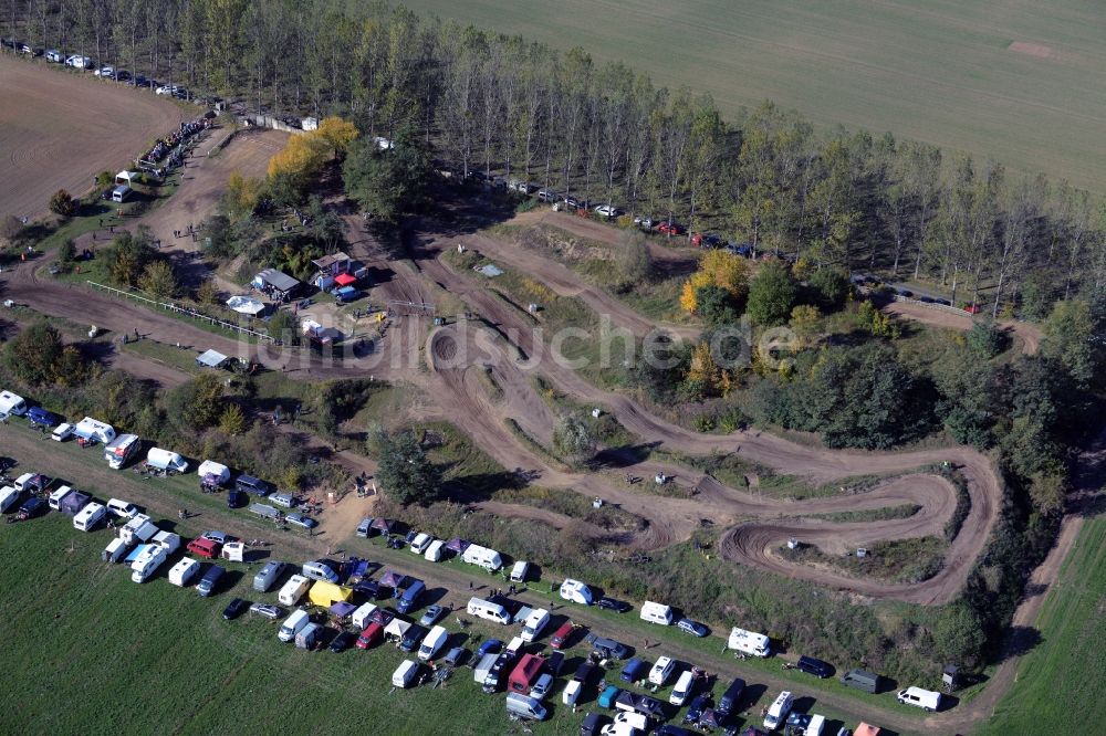 Schönfeld aus der Vogelperspektive: Rennstrecke der Rennbahn MX Arena in Schönfeld im Bundesland Brandenburg