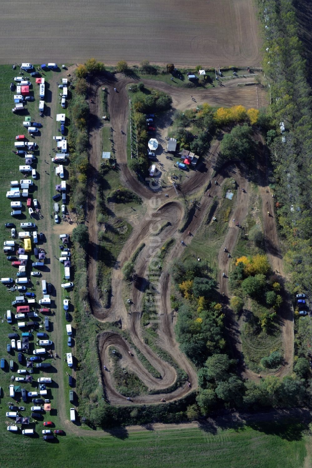 Schönfeld aus der Vogelperspektive: Rennstrecke der Rennbahn MX Arena in Schönfeld im Bundesland Brandenburg