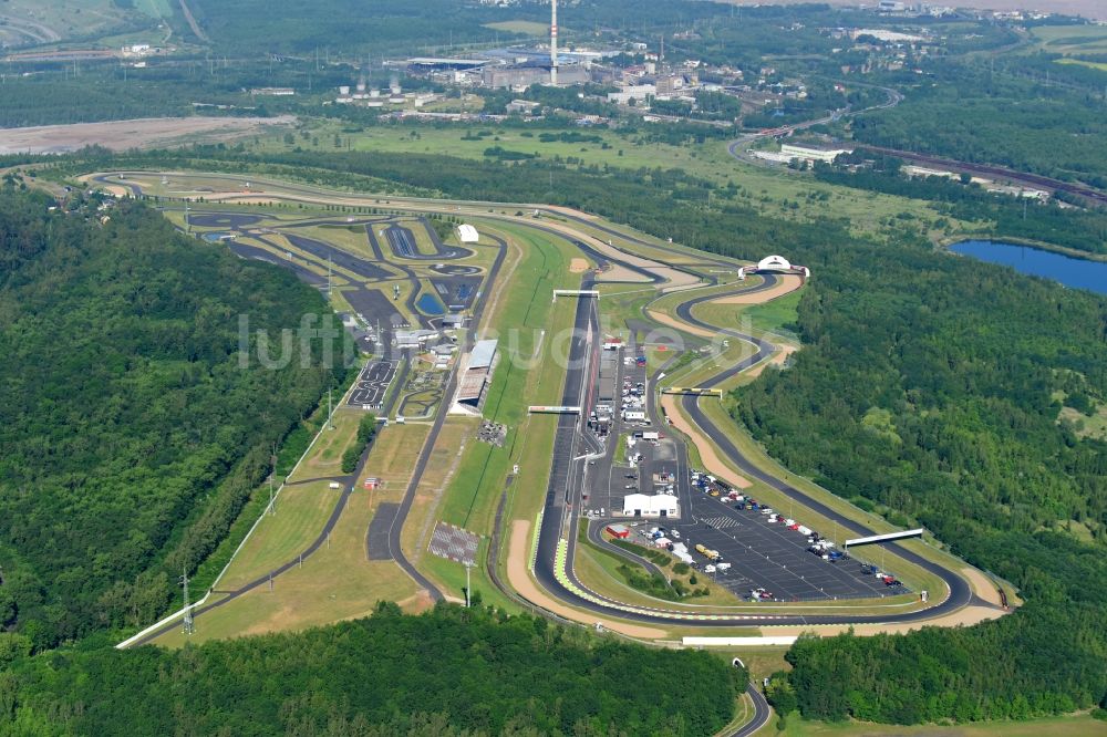 Most aus der Vogelperspektive: Rennstrecke der Rennbahn Autodrom Most an der Tvrzova in Most in , Tschechien