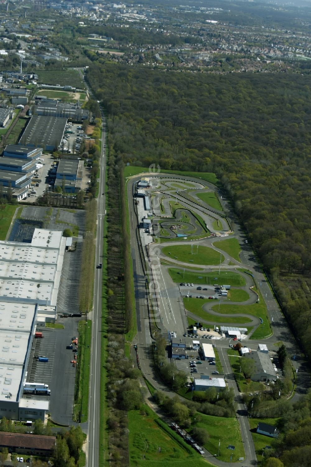 Trappes von oben - Rennstrecke der Rennbahn Beltoise Racing Kart in Trappes in Ile-de-France, Frankreich