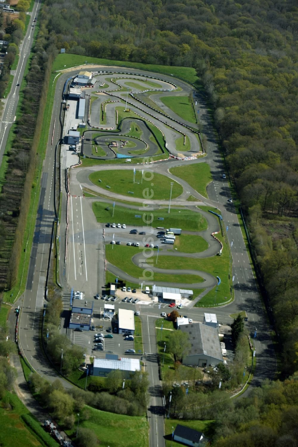 Trappes aus der Vogelperspektive: Rennstrecke der Rennbahn Beltoise Racing Kart in Trappes in Ile-de-France, Frankreich