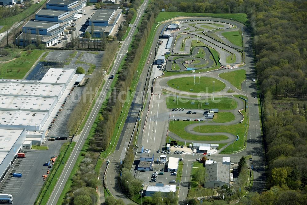 Luftaufnahme Trappes - Rennstrecke der Rennbahn Beltoise Racing Kart in Trappes in Ile-de-France, Frankreich