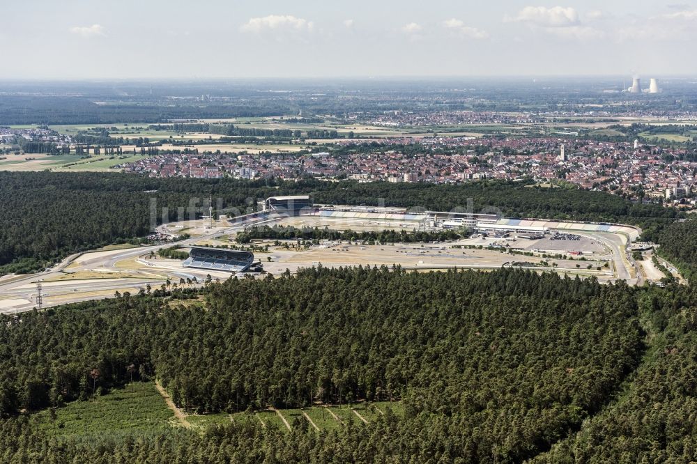 Hockenheim aus der Vogelperspektive: Rennstrecke der Rennbahn Hockenheimring in Hockenheim im Bundesland Baden-Württemberg