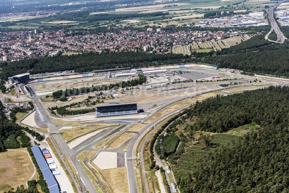 Hockenheim aus der Vogelperspektive: Rennstrecke der Rennbahn Hockenheimring in Hockenheim im Bundesland Baden-Württemberg