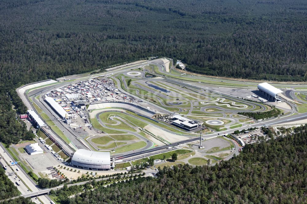 Hockenheim aus der Vogelperspektive: Rennstrecke der Rennbahn Hockenheimring in Hockenheim im Bundesland Baden-Württemberg