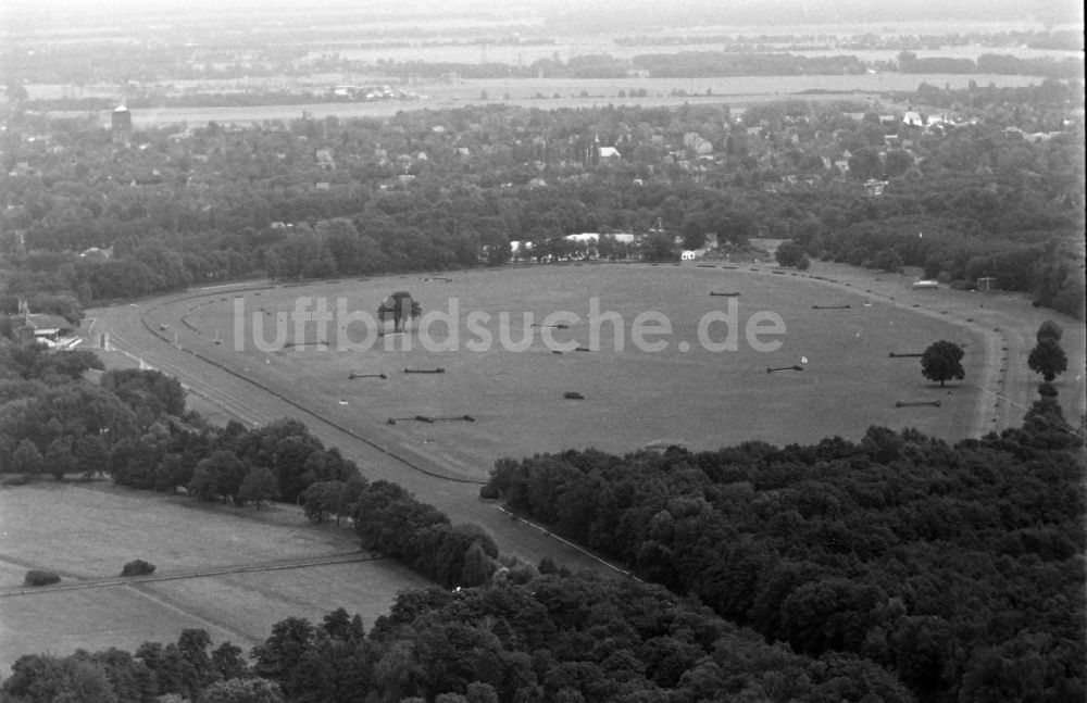 Luftbild Hoppegarten - Rennstrecke der Rennbahn in Hoppegarten im Bundesland Brandenburg, Deutschland