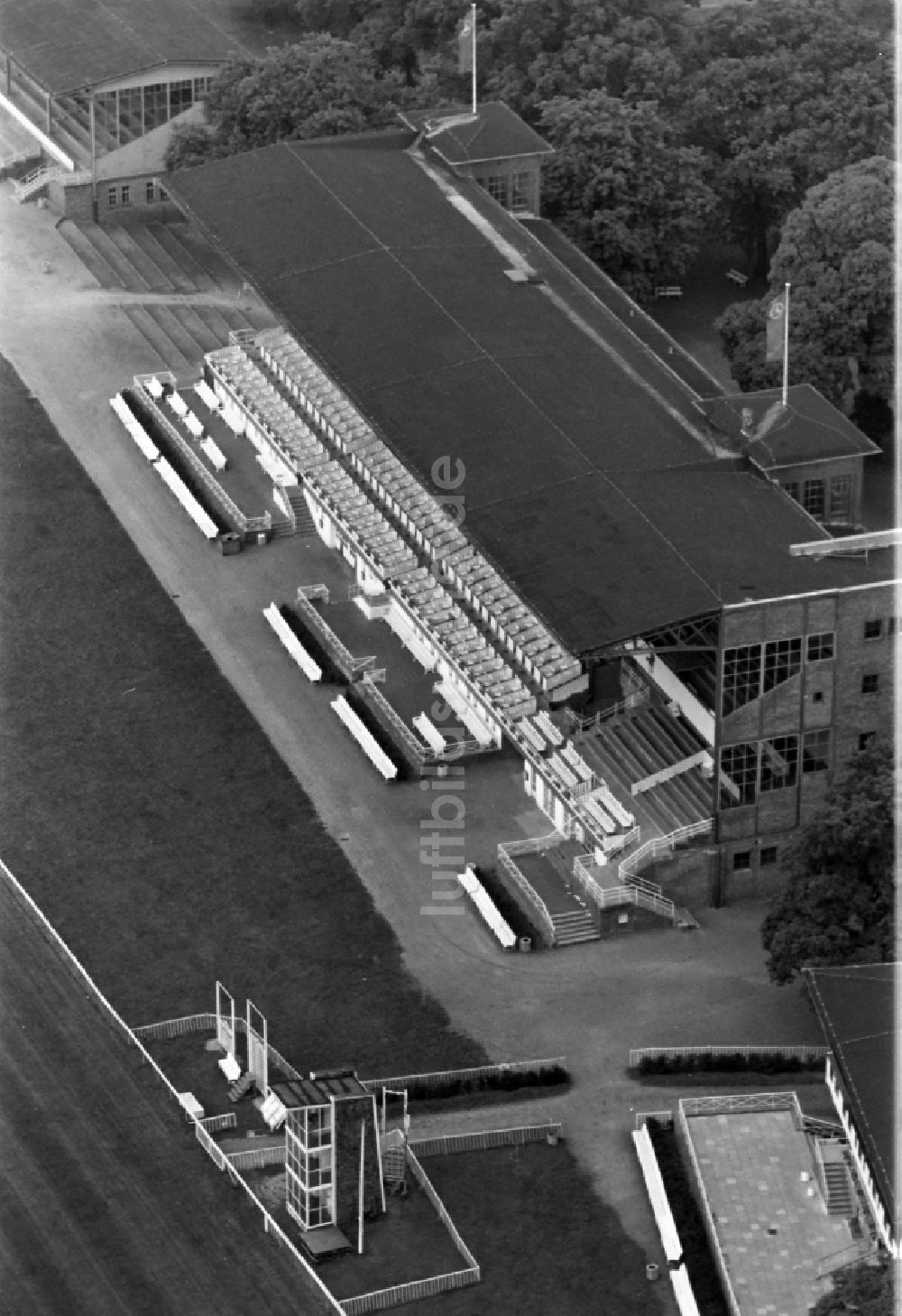 Luftaufnahme Hoppegarten - Rennstrecke der Rennbahn in Hoppegarten im Bundesland Brandenburg, Deutschland