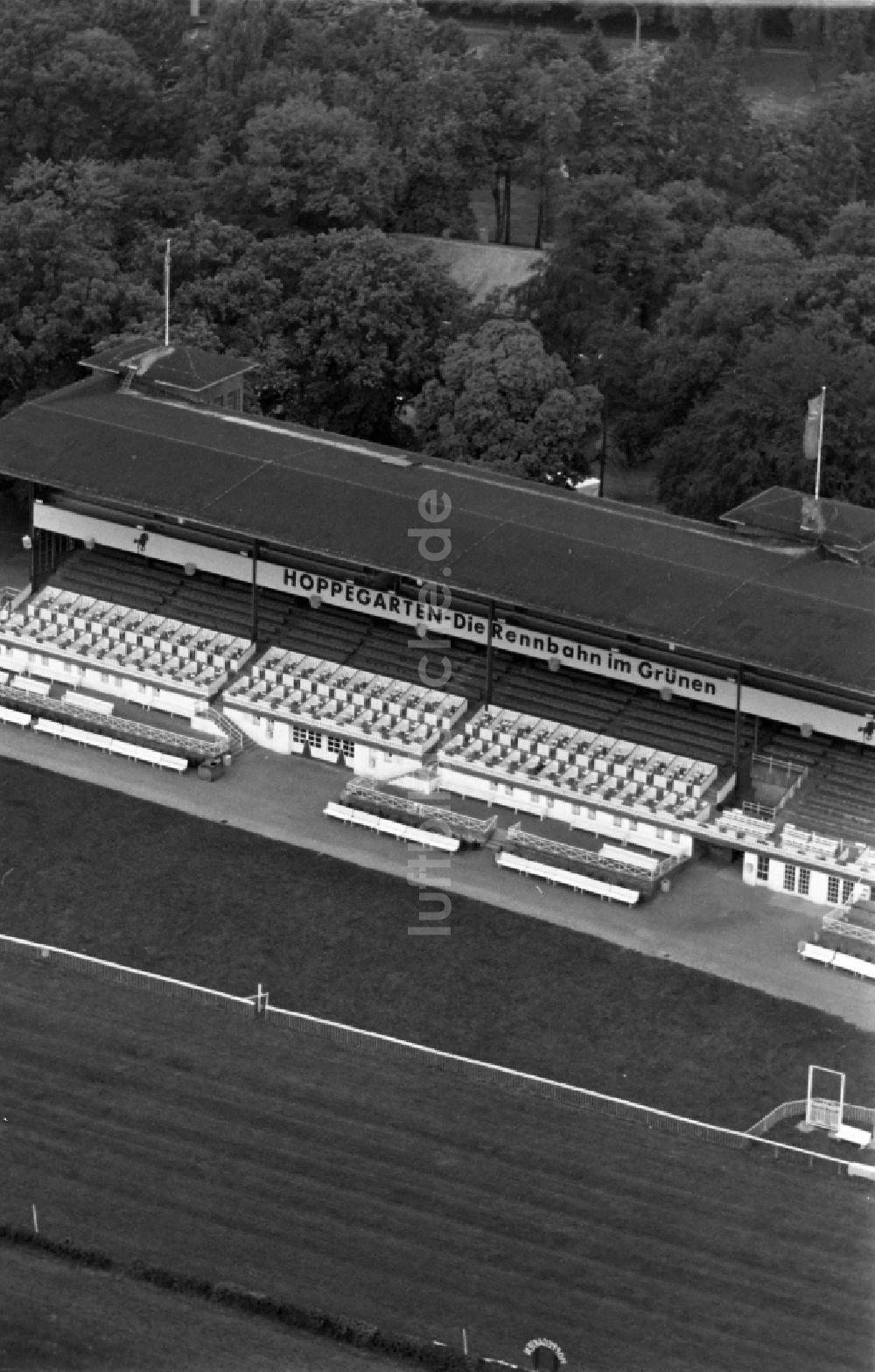 Hoppegarten von oben - Rennstrecke der Rennbahn in Hoppegarten im Bundesland Brandenburg, Deutschland