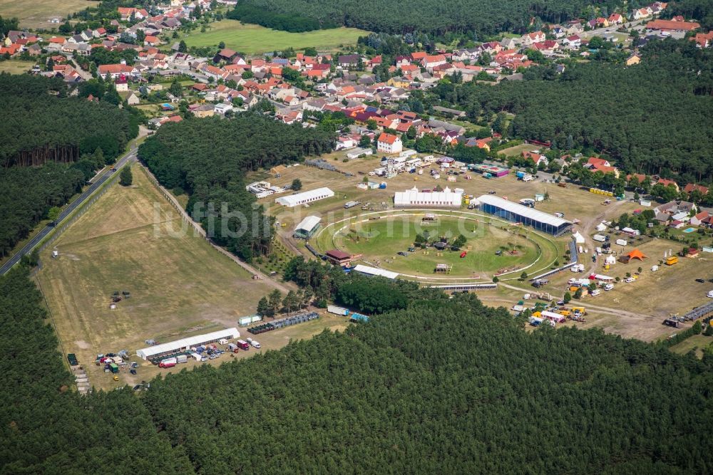 Brück aus der Vogelperspektive: Rennstrecke der Rennbahn Titanen Arena für Kaltblutpferderennen in Brück im Bundesland Brandenburg, Deutschland