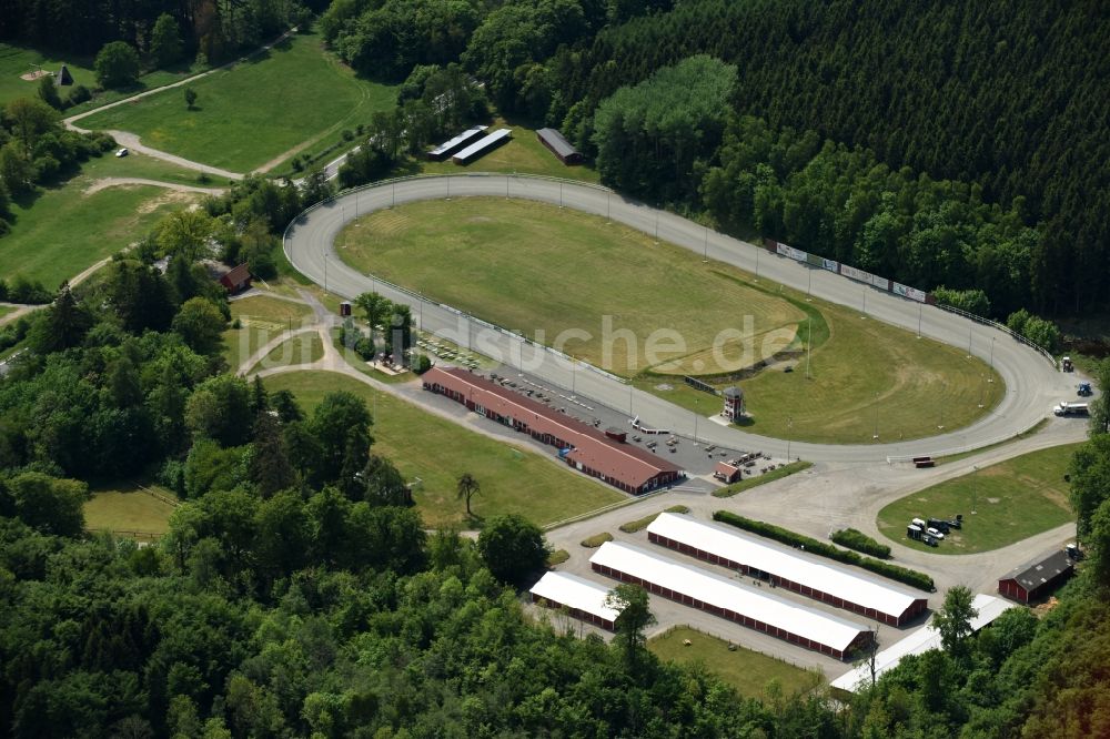 Aakirkeby aus der Vogelperspektive: Rennstrecke der Rennbahn - Trabrennbahn Bornholms Travselskab am Segenvej in Aakirkeby in Region Hovedstaden, Dänemark