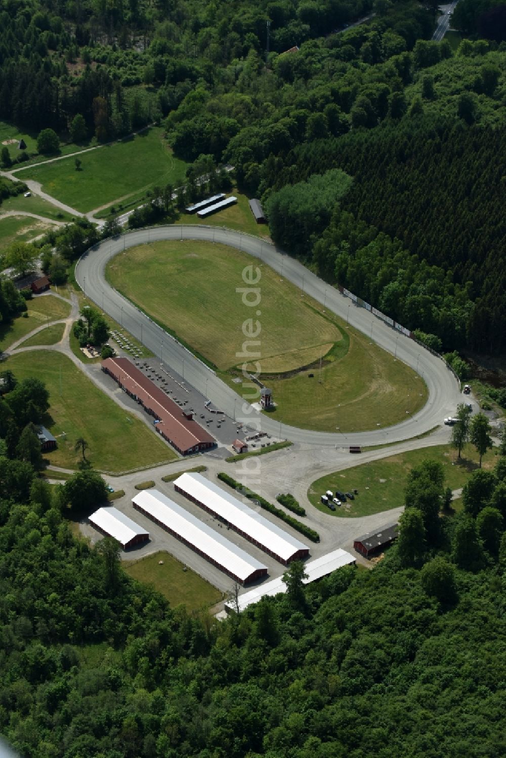 Luftaufnahme Aakirkeby - Rennstrecke der Rennbahn - Trabrennbahn Bornholms Travselskab am Segenvej in Aakirkeby in Region Hovedstaden, Dänemark