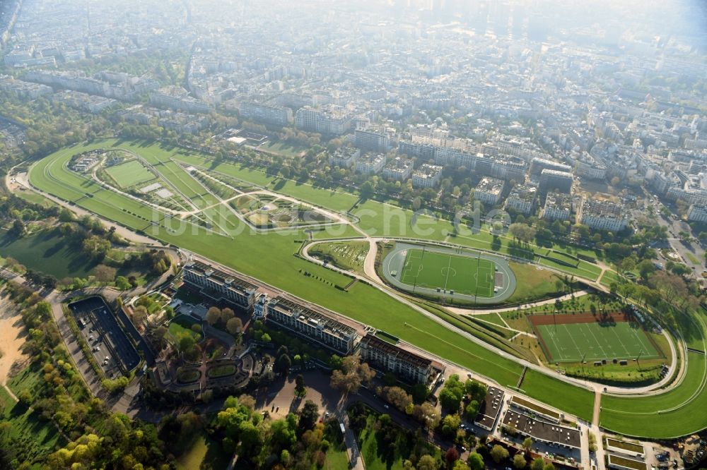 Luftaufnahme Paris - Rennstrecke der Rennbahn - Trabrennbahn Hippodrome Auteuil an der Route d'Auteuil aux Lacs in Paris in Ile-de-France, Frankreich