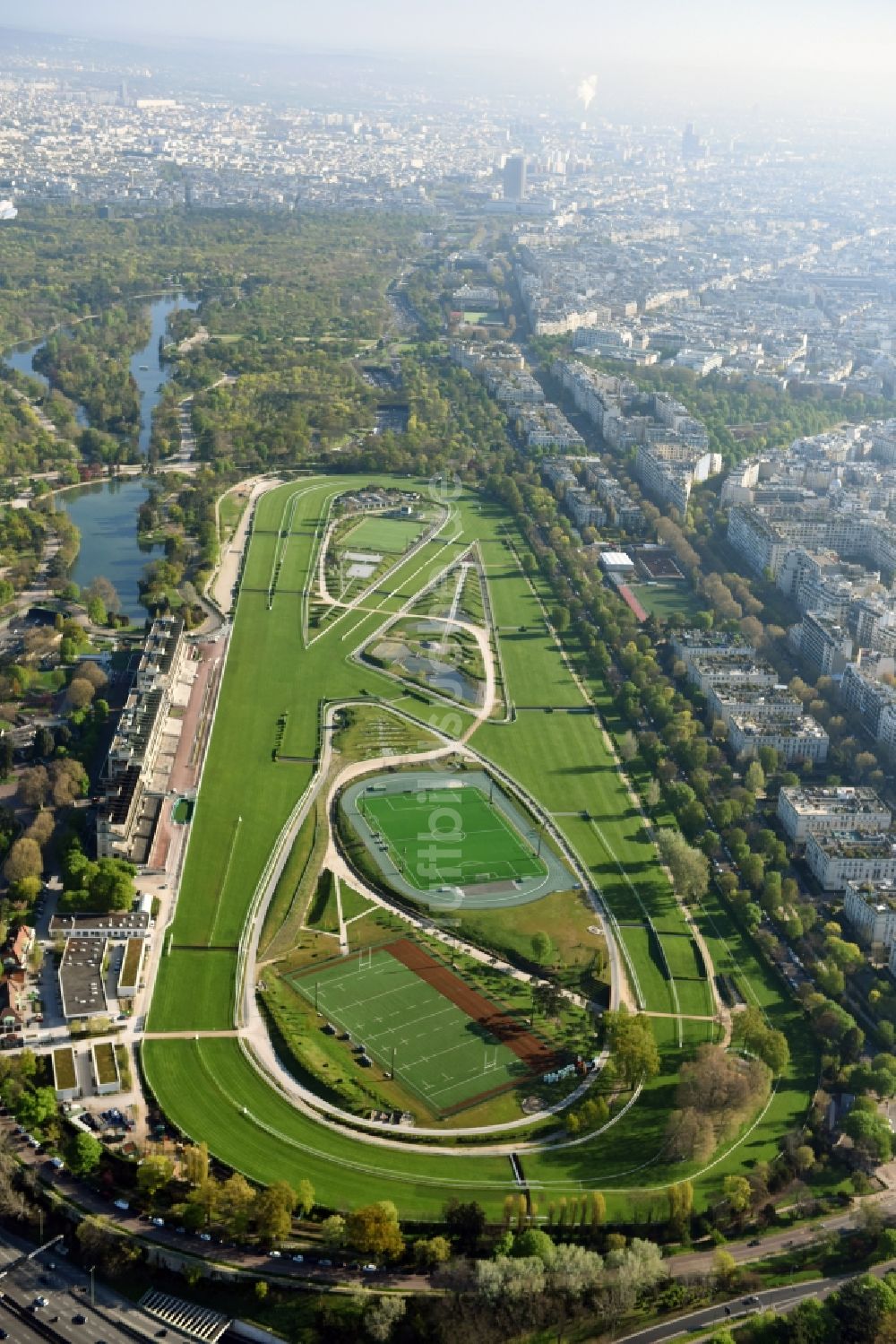 Paris aus der Vogelperspektive: Rennstrecke der Rennbahn - Trabrennbahn Hippodrome Auteuil an der Route d'Auteuil aux Lacs in Paris in Ile-de-France, Frankreich