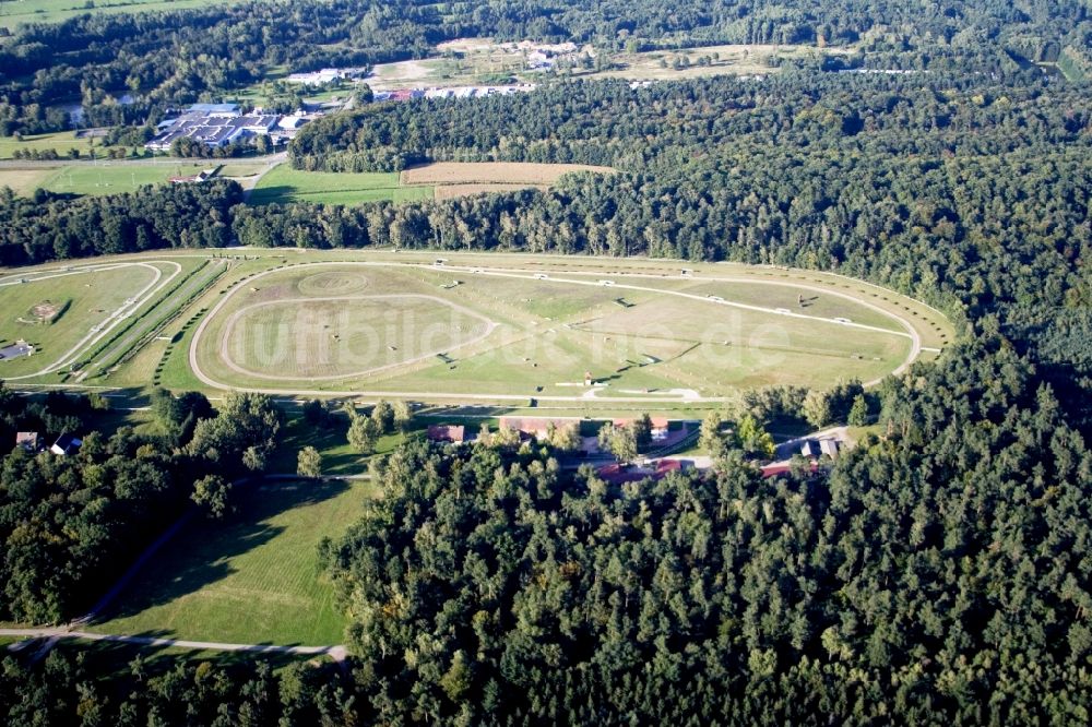 Elsass von oben - Rennstrecke der Rennbahn - Trabrennbahn Hippodrome de la hardt in Elsass in Grand Est, Frankreich