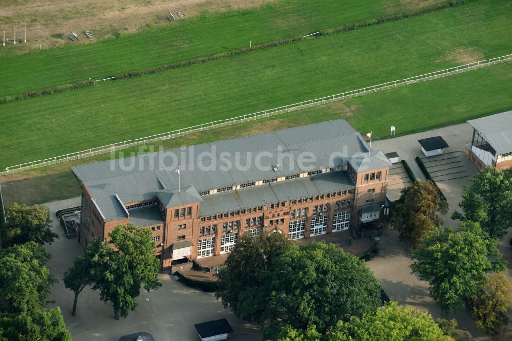 Hoppegarten von oben - Rennstrecke der Rennbahn - Trabrennbahn in Hoppegarten im Bundesland Brandenburg