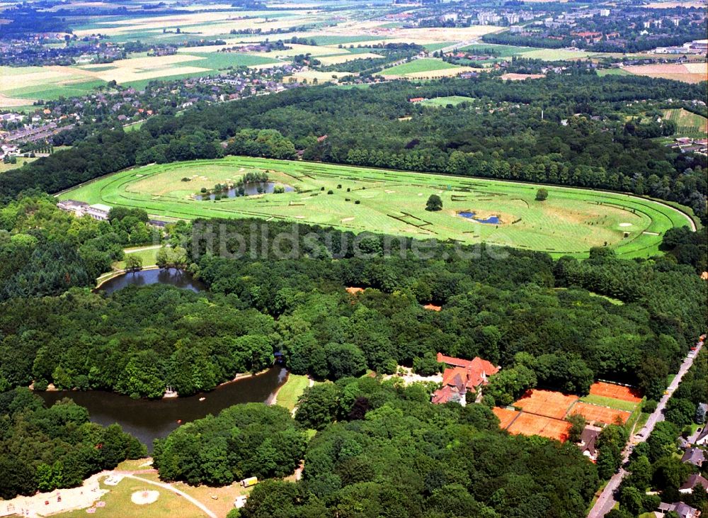 Krefeld von oben - Rennstrecke der Rennbahn - Trabrennbahn in Krefeld im Bundesland Nordrhein-Westfalen