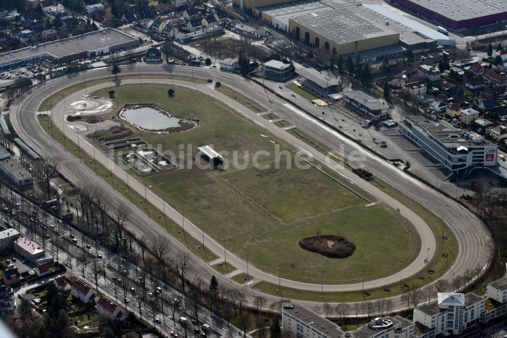 Berlin aus der Vogelperspektive: Rennstrecke der Rennbahn - Trabrennbahn Mariendorfer Damm im Ortsteil Bezirk Tempelhof-Schöneberg in Berlin